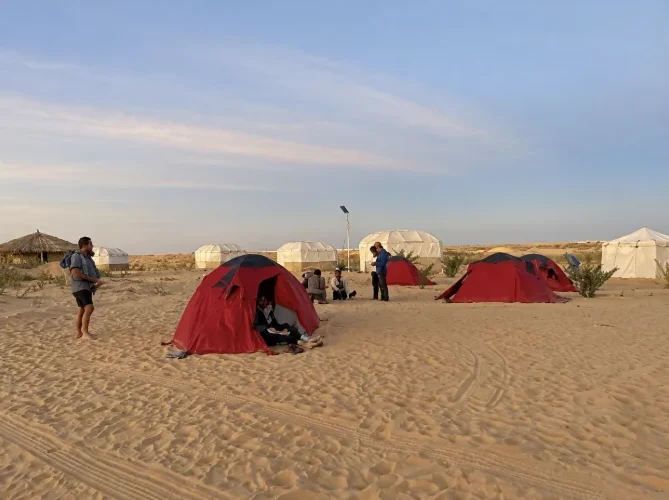 Campement de tentes dans le désert égyptien au lever du jour