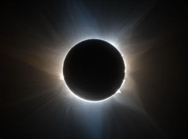 Éclipse totale de soleil, couronne solaire autour de la Lune